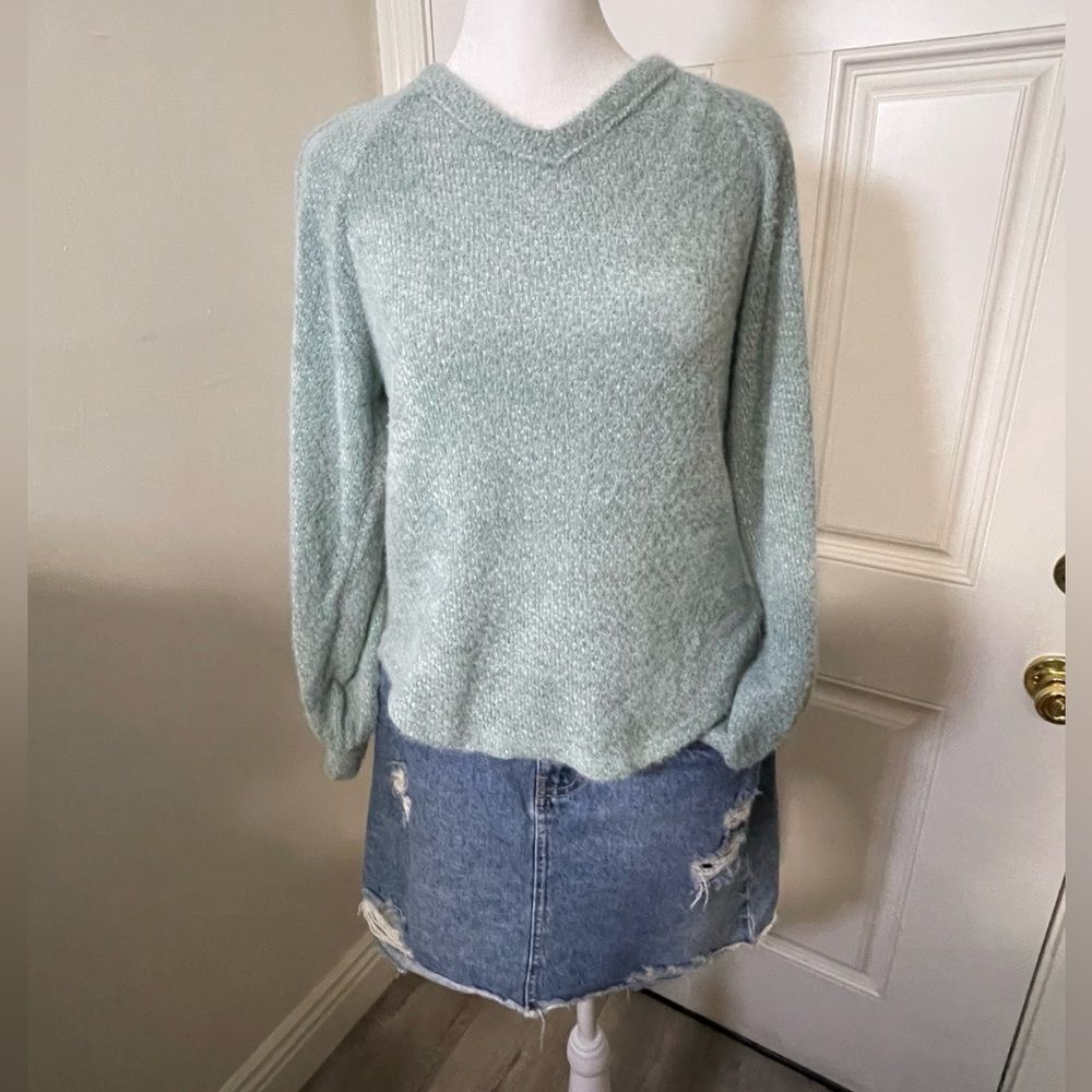 Hollister Women's Light Green V-Neck Long Sleeve Sweater Size XS Casual